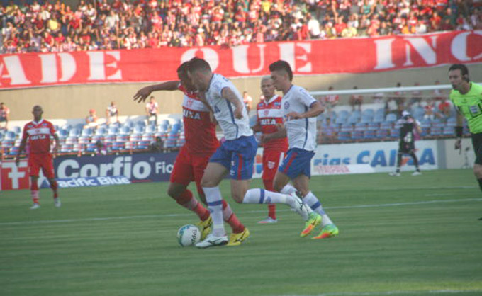 Bahia sai na frente, mas vacila e cede empate ao CRB; confira os gols 