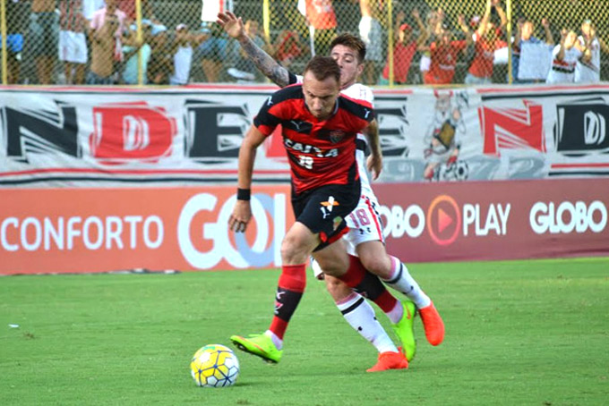 Vitória bate o São Paulo no Barradão e se afasta da zona 