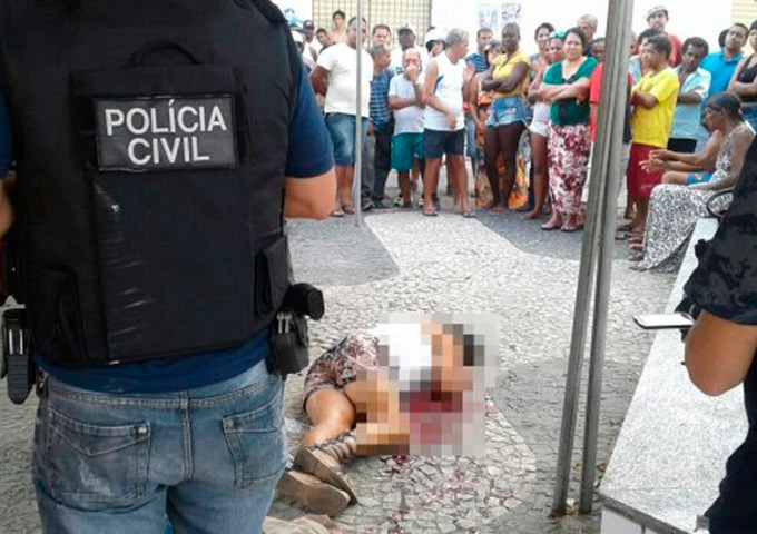 Mulher é morta a tiros em bar e suspeito sofre espancamento 
