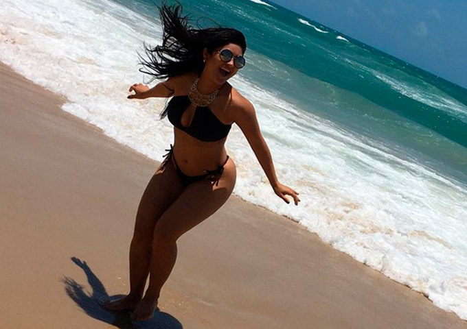 Mileide Mihaile posa de biquíni e ganha elogios