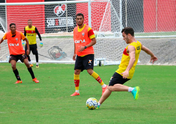 Leão se reapresenta com treino para reservas