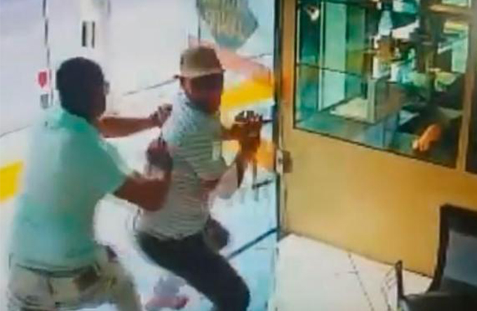 PM reage a assalto e é baleado em Feira de Santana; veja o vídeo