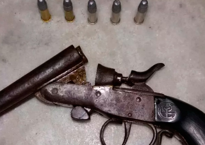 Adolescente é apreendido com pistola em ônibus escolar 