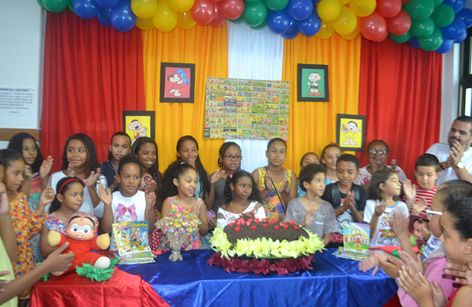 Clube da leitura completa oito anos com tarde festiva