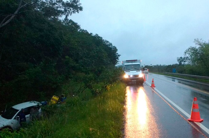 Carro perde controle na BA-093 e quase capota 