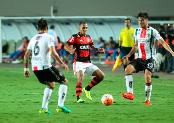 Flamengo cai na Sul-Americana; Chapecoense e Coritiba avançam