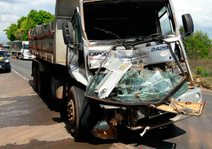 Caminhão carregado de areia colide com carreta na BR-242