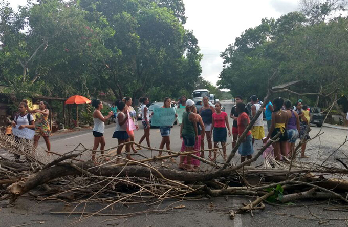 Após relatos de estupro, moradores realizam protesto por mais segurança