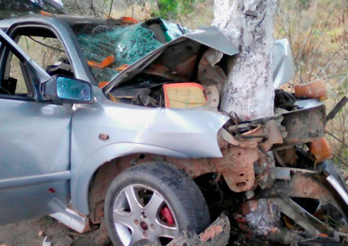 Jovem morre após dormir no volante e bater em árvore 