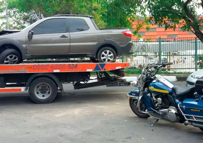 Dupla é presa após roubar veículo e sofrer acidente na BR-324