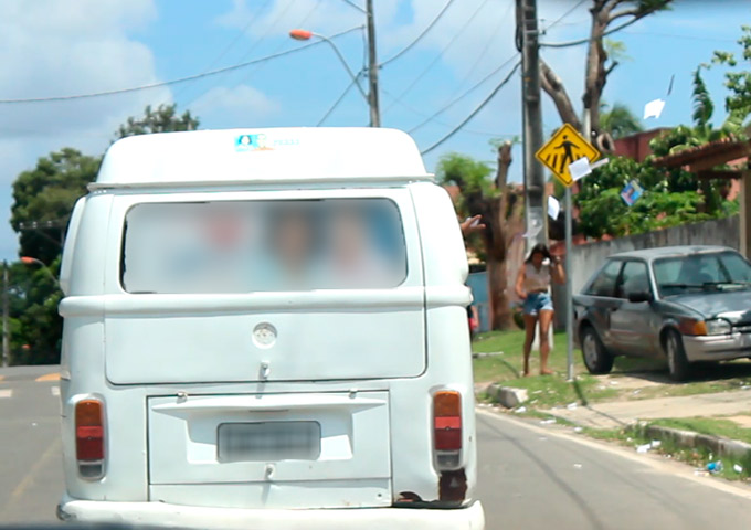 Santinhos são jogados em via pública