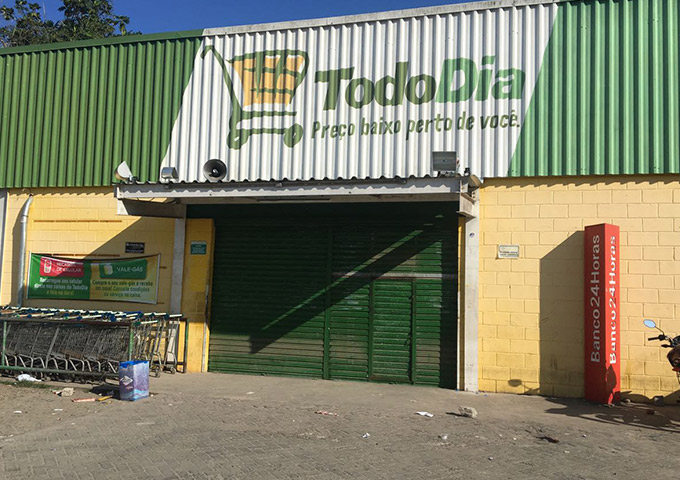 Bandidos assaltam mercado em Mata de São João 