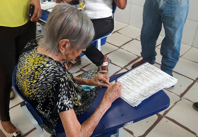 Aos 100 anos, idosa em Mata de São João faz questão de votar