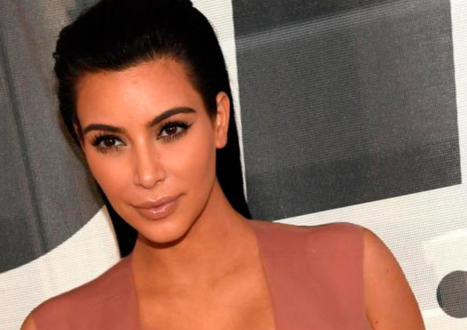 Kim Kardashian é feita refém por homens armados