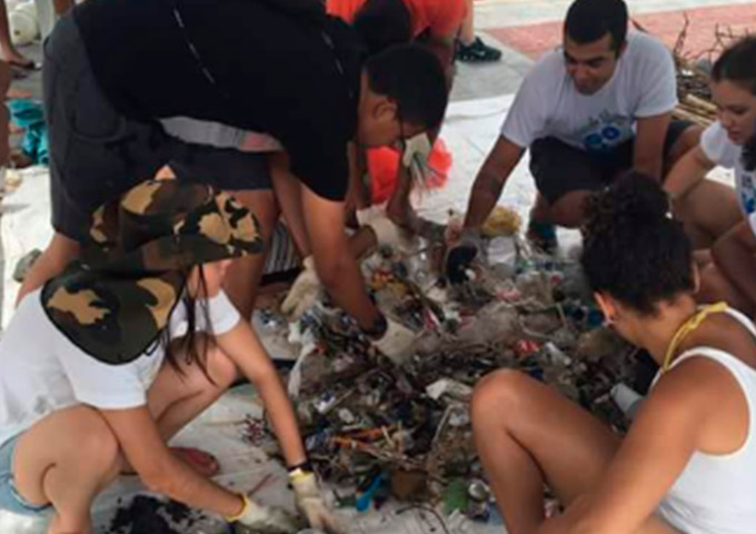 Mais de 200 kg de lixo são recolhidos do mar em Salvador