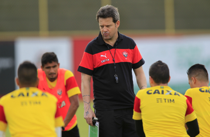 Vitória enfrenta o Grêmio na Fonte Nova hoje