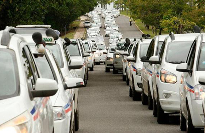 Entidades de taxistas condenam violência e temem guerra