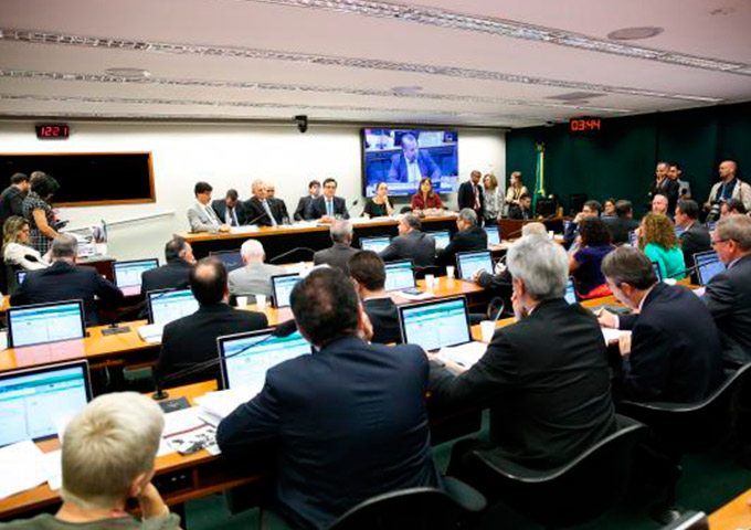 Relator pode alterar PEC do Teto para viabilizar aprovação hoje
