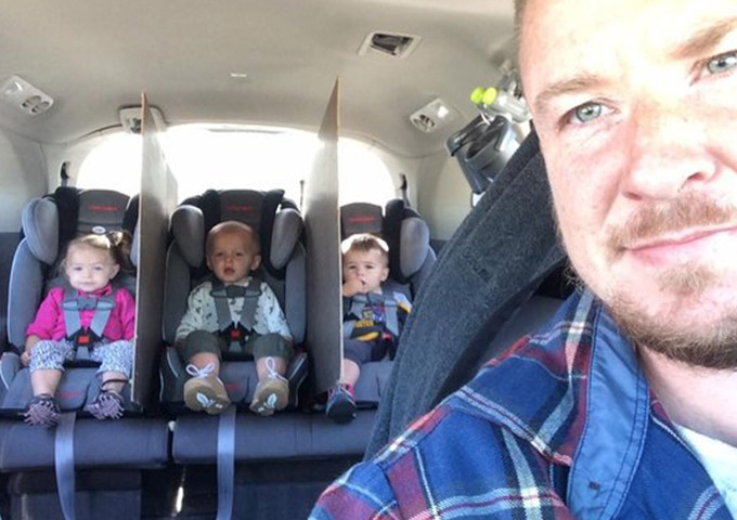 Pai de trigêmeos cria jeito para filhos não brigarem no carro