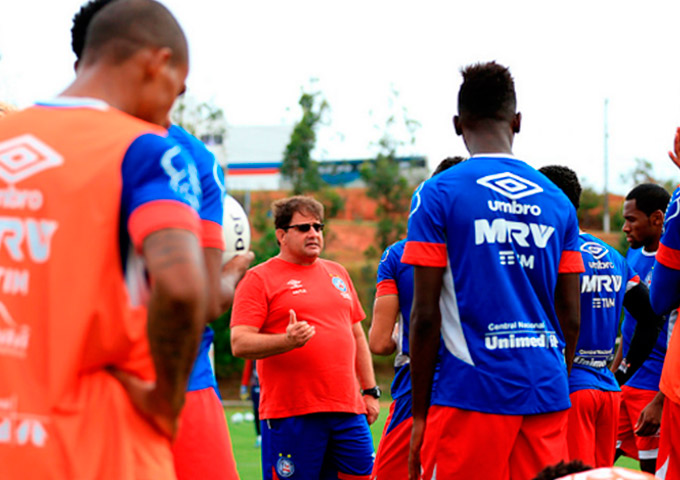 Bahia precisa vencer e torcer contra os adversário