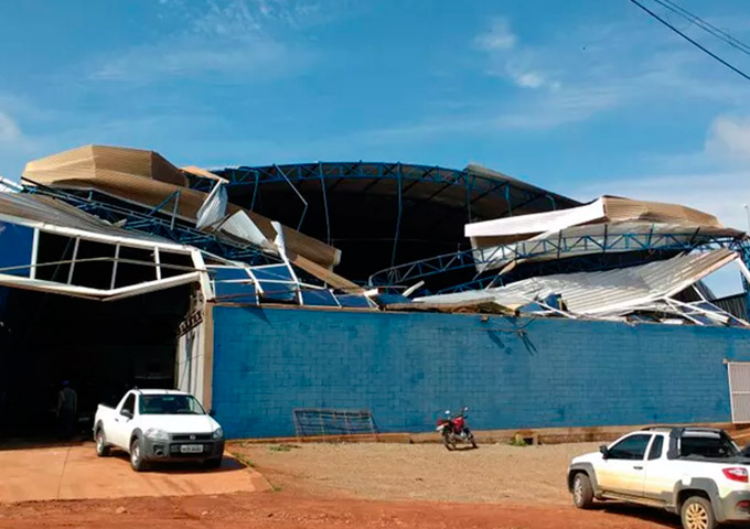 Chuva forte destelha casas e derruba teto de posto de gasolina