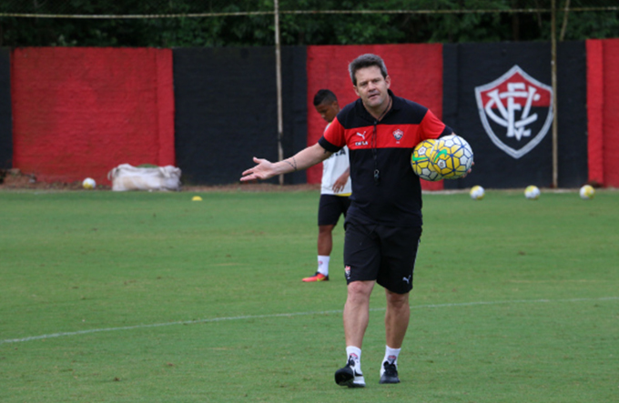Com Argel, Leão melhora fora de casa, mas está pior no Barradão