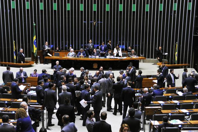 Câmara aprova em primeiro turno PEC do teto de gastos