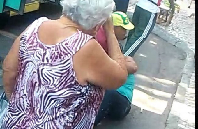 Idosa de 60 anos é atropelada e tem parte da perna esmagada por ônibus