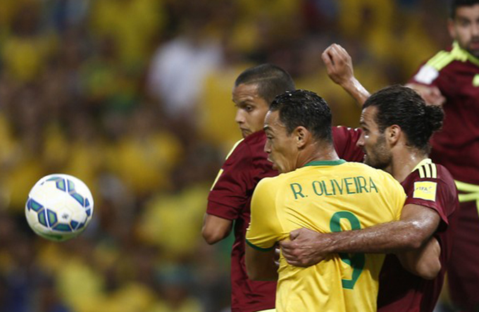 Brasil encara a Venezuela de olho na liderança