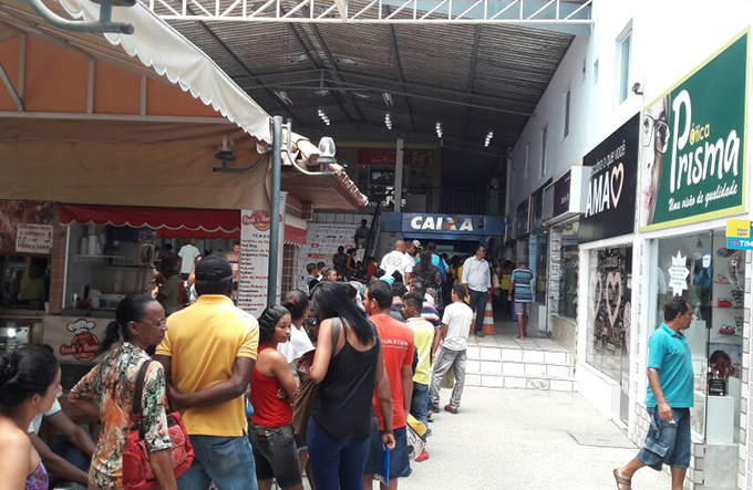 Véspera de feriado, clientes enfrentam filas na agência da Caixa