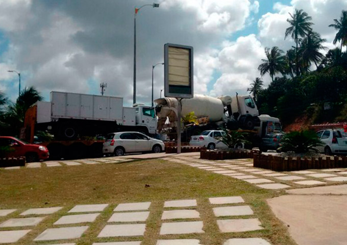 Carreta quebrada afeta tráfego na Estrada do Coco e Av. Paralela
