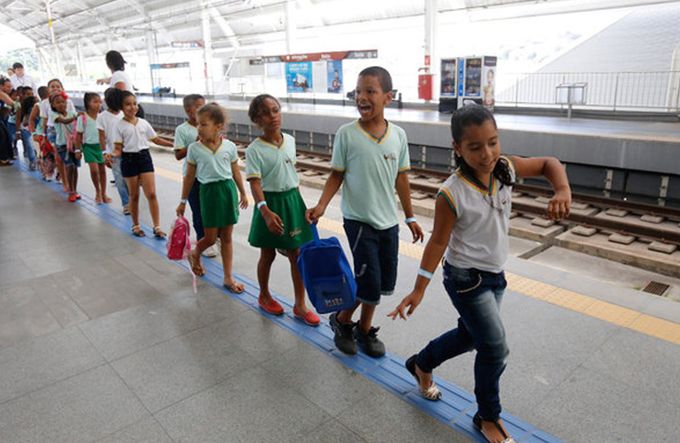 Alunos de escola municipal fazem primeira viagem de metrô 