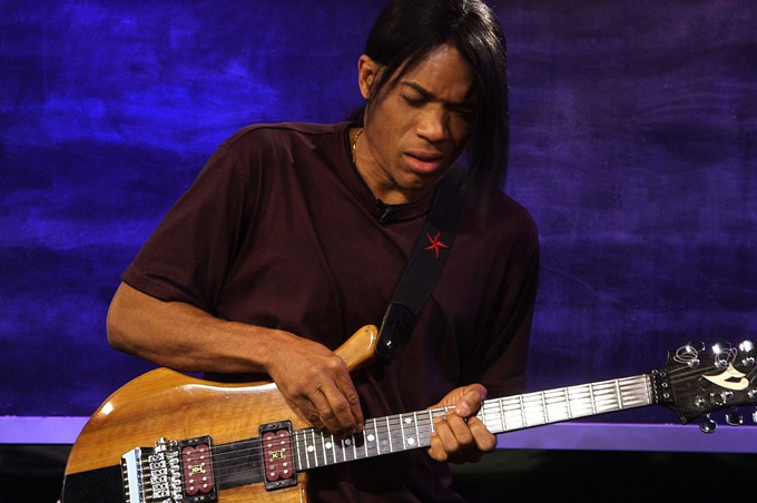 Guitarrista americano se apresenta na Praia do Forte nesta quarta