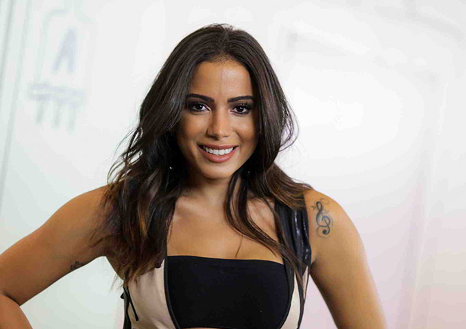Público joga bebida em Anitta após show com três músicas; veja vídeo