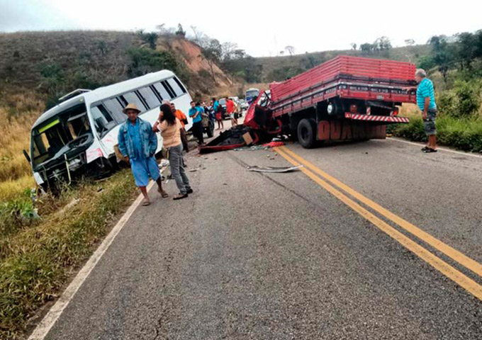 Micro-ônibus bate em carreta e 18 pessoas ficam feridas 