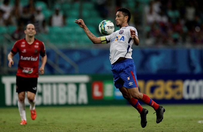 Hernane lamenta gol perdido e manda recado para a torcida