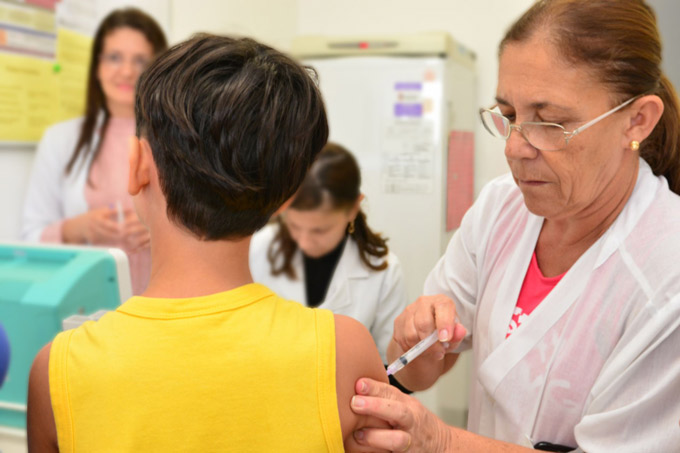 Meninos de 12 e 13 anos serão vacinados contra HPV a partir de janeiro