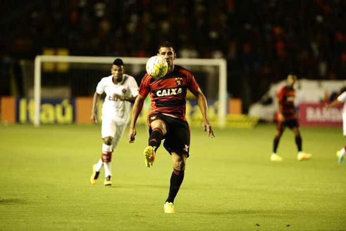 Em jogo de pênaltis perdidos, Vitória perde para o Sport e entra na zona