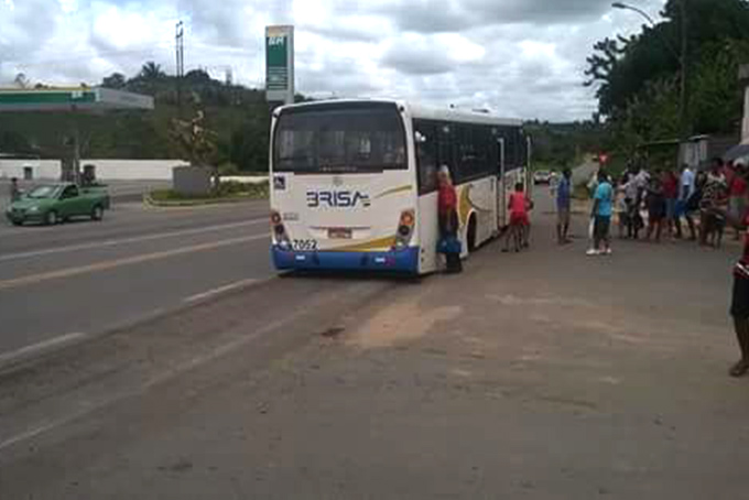 Eixo de ônibus solta e assusta passageiros na BA-093