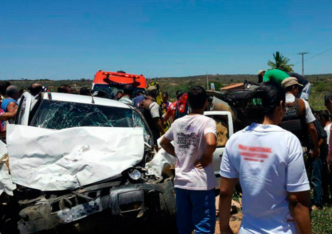 PM morre em acidente de carro a caminho do casamento da filha