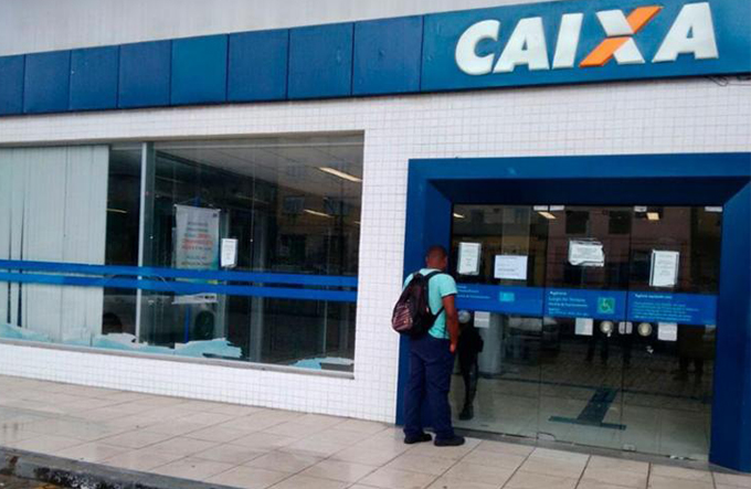 Bandidos abrem buraco em parede e invadem banco