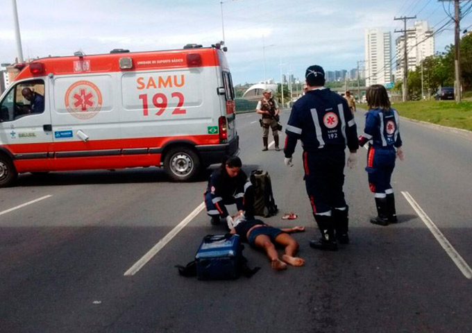 Tentativa de assalto, mulher se joga de passarela na Av. Paralela