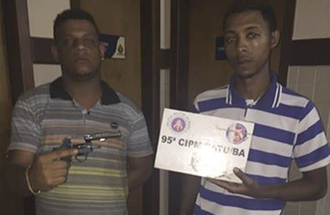 Dupla é presa com documento falso, arma e munições