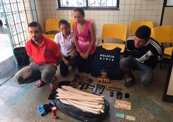 Casais são presos dentro de motel com armas e explosivos