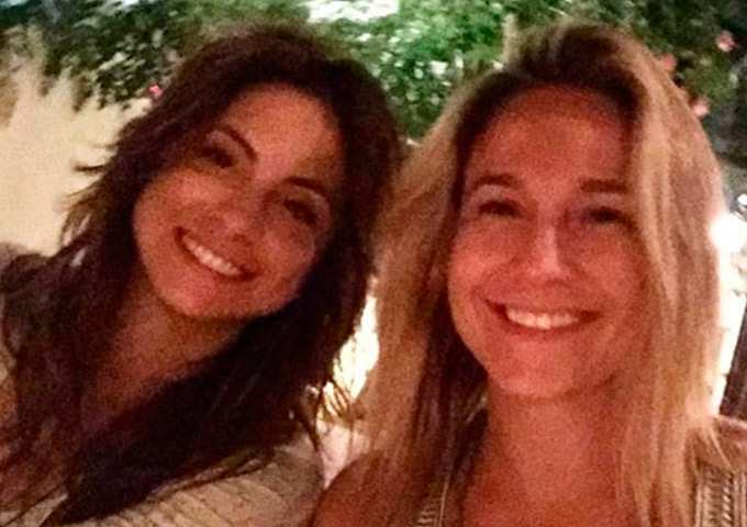 Fernanda Gentil posa pela primeira vez ao lado da namorada 