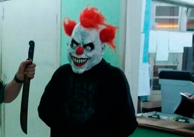 Adolescente é apreendido com máscara de palhaço e facão