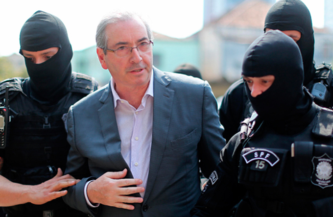 Eduardo Cunha contrata advogado de delatores e deixa Brasília em alerta