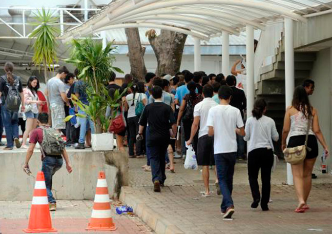 Simulados e videoaulas ajudam estudantes que farão o Enem