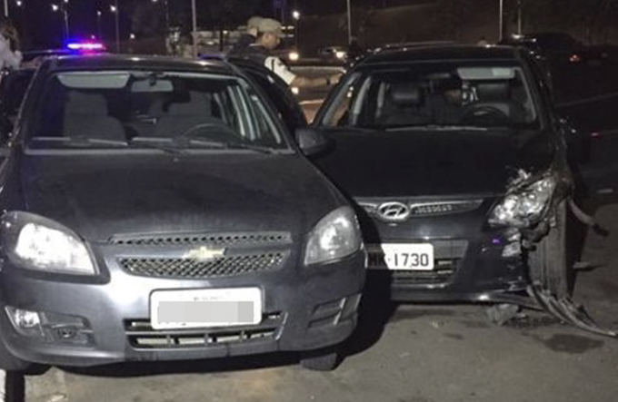 Perseguição policial termina em troca de tiros na frente de shopping