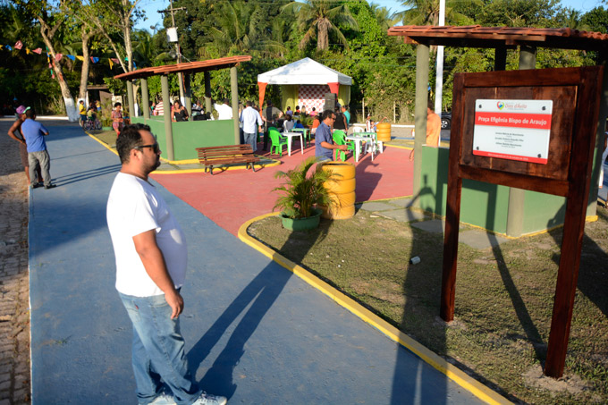 Prefeitura entrega nova praça no Leandrinho 
